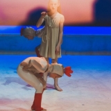 Scena iš šokio teatro „Judesio erdvė“ spektaklio „Mergaitė su degtukais“. Eglės Sabaliauskaitės nuotr.
