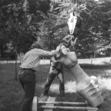 1977 m. skulptūros „Pakrantė“ statymas parke. I. Simonaitytės bibliotekos fondas: B. Aleknavičiaus nuotr.