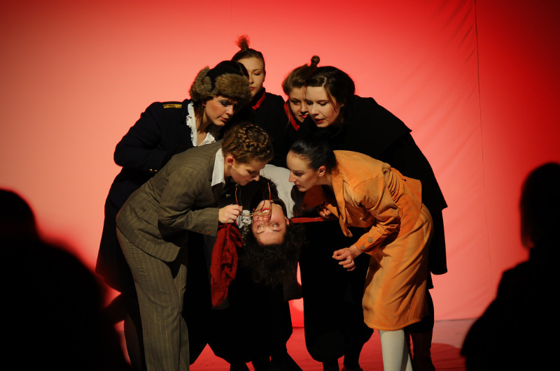 Klaipėdos Apeirono teatro spektaklio „Fliuchšteino moterys“ akimirka