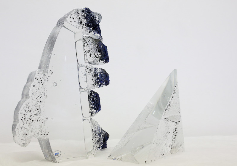 Stiklo suvenyras – autorė Gabrielė Račkauskaitė, „Be pavadinimo“, 2013, pagaminta UAB „Glasremis“, lietas stiklas, darbo vadovė Indrė Stulgaitė-Kriukienė