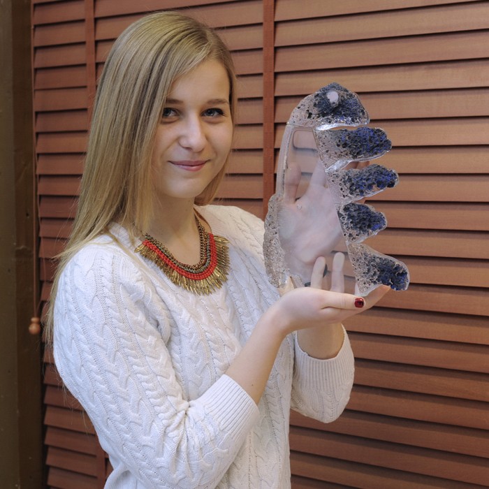 Praėjusių metų „Dizaino manufaktūros“ dalyvė Gabrielė Račkauskaitė su savo sukurta stiklo skulptūra. Algirdo Kubaičio nuotr.