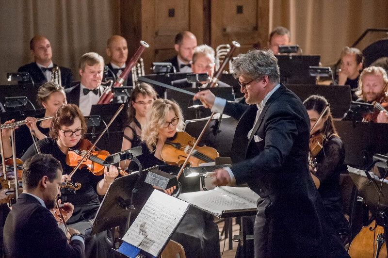 KVMT orkestras ir jo vyriausiasis dirigentas Tomas Ambrozaitis. Olesios Kasabovos nuotr.