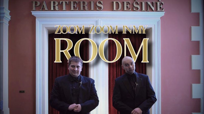 „Zoom Zoom in My Room“ idėjos autorius ir režisierius Liudas Vyšniauskas (dešinėje) kartu su kolega Artūru Lepiochinu atlieka žaidimo vedėjų vaidmenis.
