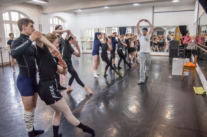 Choreografo asistentas Gaj Žmavc (Slovėnija) jau repetuoja su KVMT baleto trupe. Olesios Kasabovos nuotr.