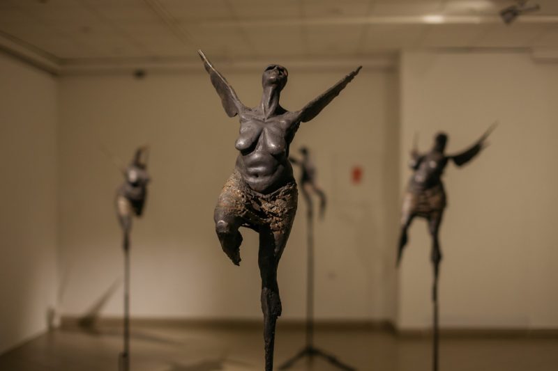 Edmundas Frėjus, kompozicija „Neskraidančios būtybės“ ir „Moterys su sparnais“ (fragmentas).  Kalta geležis, 2009 m. Manto Bartaševičiaus nuotr.