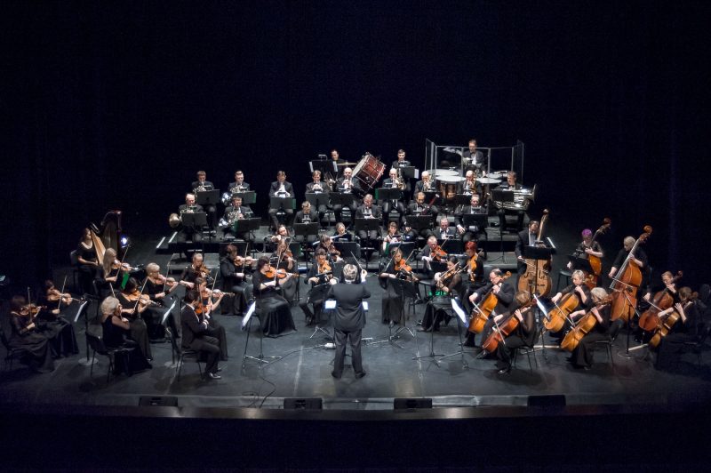 KVMT orkestras ir jo vadovas Tomas Ambrozaitis. Olesios Kasabovos nuotr.