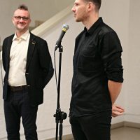 Iš kairės: kuratorius Darius Vaičekauskas ir menininkas Aleksey Kuzmich. Rasos Macevičienės nuotr.