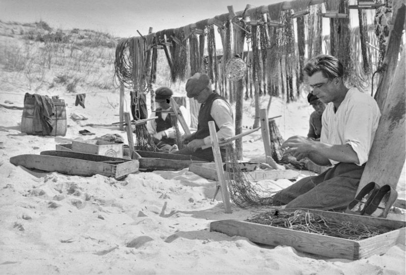 Nidos žvejai pajūryje ruošia ūdas, 1932 m. Fotografas Jurgis Dovydaitis. Nacionalinio M. K. Čiurlionio dailės muziejaus rinkinys.