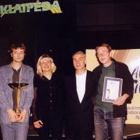 Kino festivalyje „Baltic Fiesta“. K. Meškys ir L. Ruokytė su laureatais. 2000 m. Asmeninio archyvo nuotr.