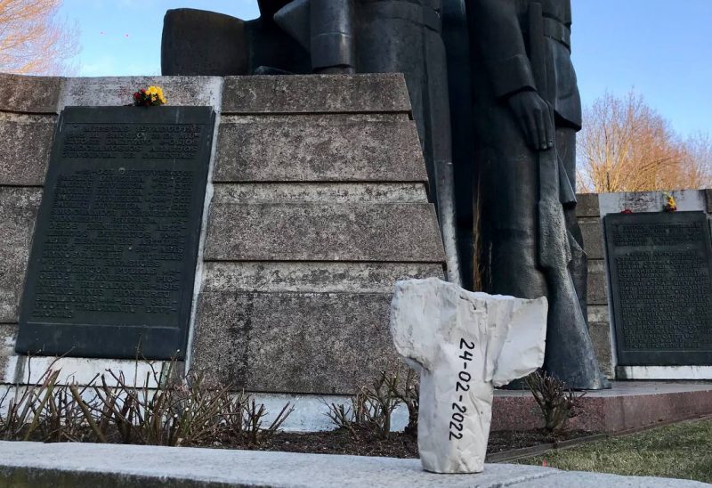 Anastasijos Leliuk instaliacija „Will never forgive“ / „Niekada neatleis“ prie memorialo sovietų kariams Klaipėdoje. Asmeninio archyvo nuotr.