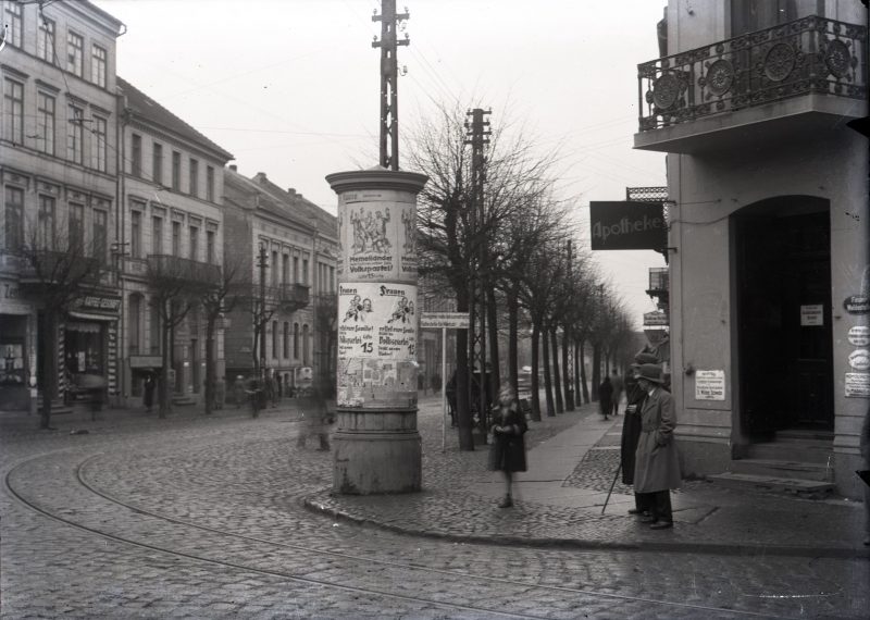 Skelbimų stulpas Friedricho Vilhelmo (dabar Tiltų) ir Turgaus gatvių sankryžoje. Ant stulpo suklijuoti plakatai, skirti rinkimams į Klaipėdos krašto seimelį. 1932 m. / M. Ehrhardto nuotrauka iš stiklo negatyvo