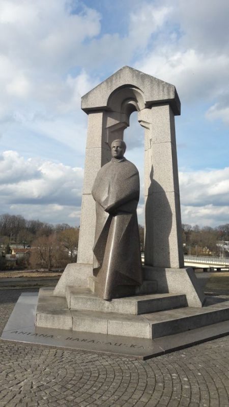 Skulptoriaus Arūno Sakalausko paminklas vyskupui Antanui Baranauskui Anykščiuose. Organizatorių archyvo nuotr.