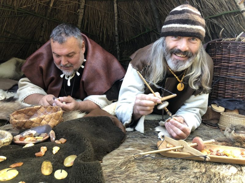 Muziejininkai Ruslanas Aranauskas ir Gintaras Markevičius vaizduos, kaip gintaras būdavo apdirbamas senovėje. Organizatorių archyvo nuotr.