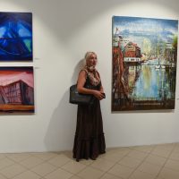 Dešinėje: menininkė Jolanta Vitkutė. Klaipėda pasitinka. 2022, 160×120 cm, diptikas, drobė, aliejus. Ingridos Mockutės-Pocienės nuotr.