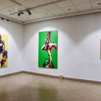 Kairėje: Virginijus Viningas. Nežinau. 170×120 cm, drobė, aliejus. Mergaitė ant lieptelio. 200×120 cm, drobė, aliejus. Ingridos Mockutės-Pocienės nuotr.