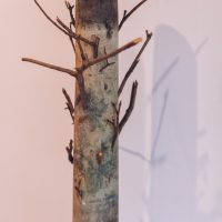 Vladimiras Mackevičius. Niekad neišaugęs medis. 2022 m., artilerinio sviedinio tūta, medis, 63x25x38 cm. Rugilės Skairytės-Šeputės nuotr.