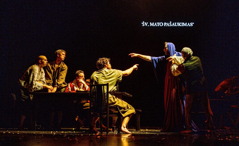 Spektaklis „Tarp Lenos kojų, arba „Švenčiausiosios Mergelės Marijos mirtis“ pagal Mikelandželą Karavadžą“, rež. Agata Duda-Gracz. Dmitrijaus Matvejevo nuotr.