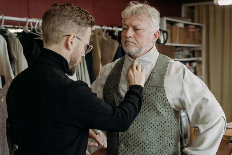 Kęstutis Nevulis matuojasi sceninį kostiumą. Prokadras.lt nuotr.