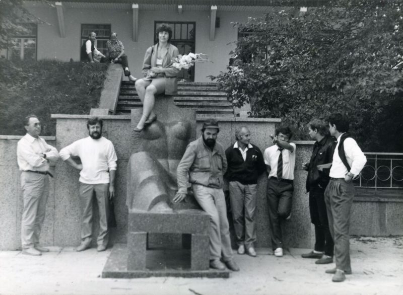 Skulptoriai prie A. Boso skulptūros „Rytas“ Smiltynėje, šalia kurhauzo: viršuje skulptorė Marie-Josee Kerschen (Liuksemburgas), kairėje antras architektas Adomas Skiesgilas, dešinėje akmens meistras Jonas Virbauskas, skulptorius Regimantas Midvikis. 1987 m. Iš R. Borisovo archyvo