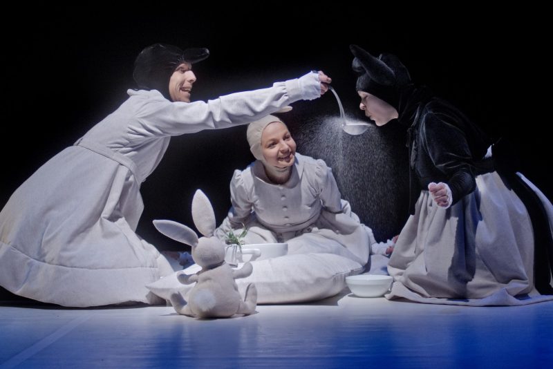 „Baltoji lopšinė“ (chor. A. Šeiko), sukurtas teatro įkūrimo metais, – iki šiol rodomas ir daugiausiai gastroliavęs užsienyje vaikiškas repertuaro spektaklis. Dmitrijaus Matvejevo nuotr.