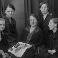 Merginos, lankiusios siuvėjų kursus. Mėta Pažėraitė (vok. Meta Paszehr) sėdi pirma iš kairės.1927 m. Iš M. Klumbytės-Piklaps archyv.