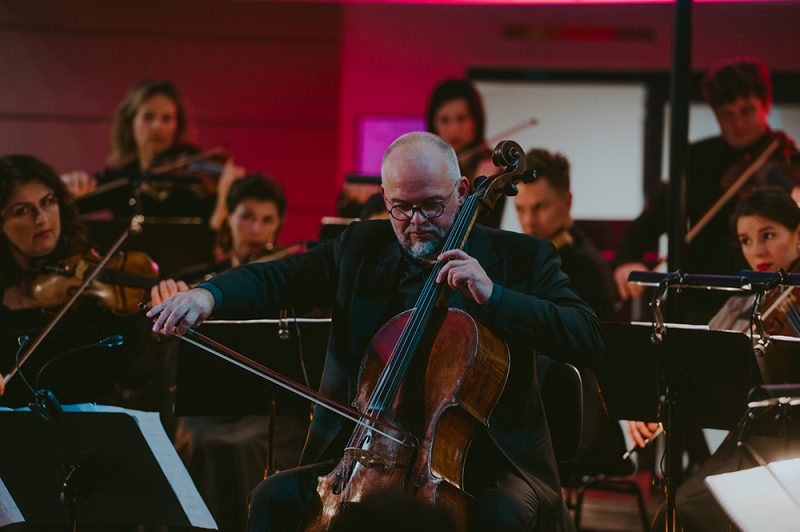 Orkestro meno vadovas Mindaugas Bačkus ir KKO. Eglės Sabaliauskaitės nuotr.