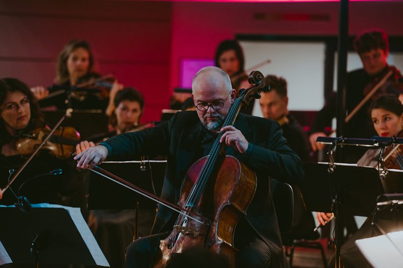 Orkestro meno vadovas Mindaugas Bačkus ir KKO. Eglės Sabaliauskaitės nuotr.