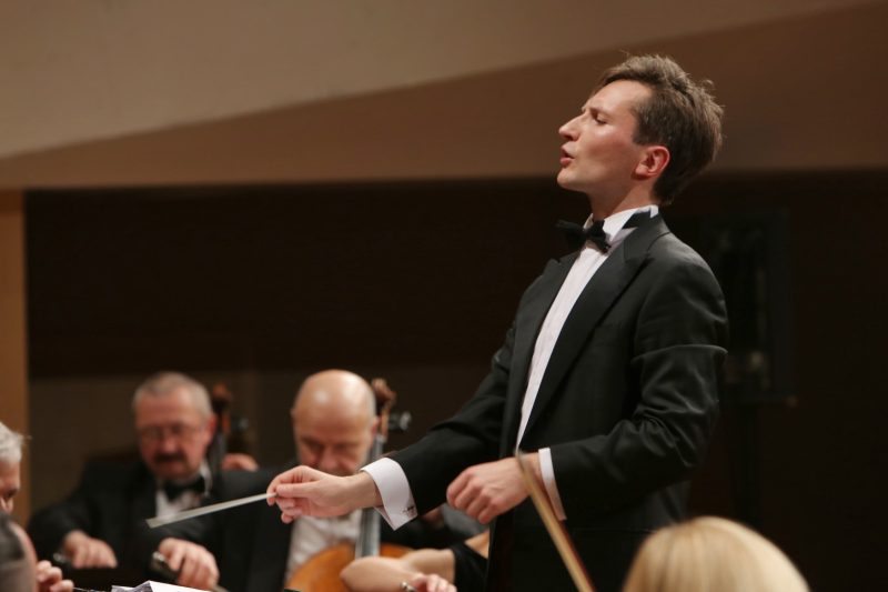 Dirigentas Modestas Barkauskas ir LNSO. Vytauto Petriko nuotr.