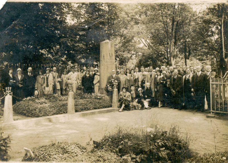 1925 m. Prie paminklo „Už laisvę žuvusiems. 1923 m.“. Kęstučio Demerecko asmeninio archyvo nuotr.