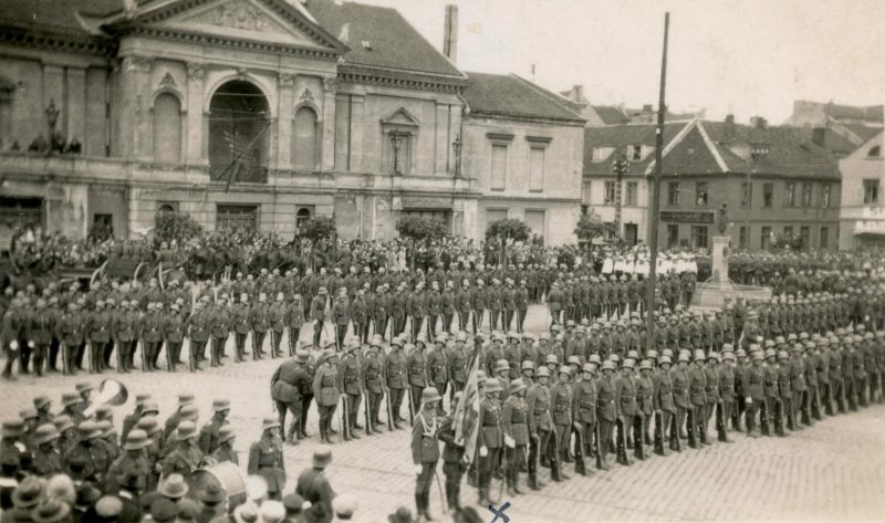 Kareivių paradas Laikinosios krašto autonomijos paskelbimo proga. 1923 m. gegužės 7 d. MLIM archyvo nuotr.