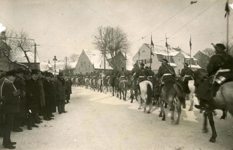Lietuvos kariuomenės 7-ojo Žemaičių kunigaikščio Butegeidžio pulko įžygiavimas. 1923 m. vasario 20 d. MLIM archyvo nuotr.