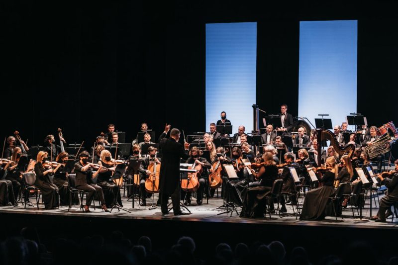 KVMT orkestras ir vyriausiasis dirigentas Tomas Ambrozaitis. Domo Rimeikos nuotr.