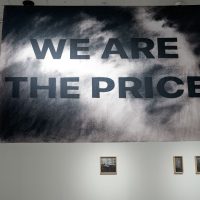 Nikita Kadan. Mes esame kaina / We are the price. 2022 m. Spauda ant tekstilės, piešinys anglimi. Donato Vaičiulio nuotr.