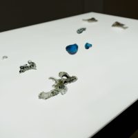Nikita Kadan. Provincijos žvaigždės (fragmentas). 2022 m. Gostomelio griuvėsiuose rasti išlydyto stiklo daiktai. Donato Vaičiulio nuotr.