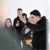 Menininkas Nikita Kadanas KKKC Parodų rūmų lankytojams pristato parodą „Duobė dainuoja“. Donato Vaičiulio nuotr.