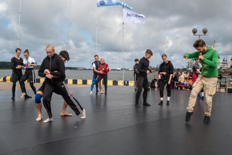 Baleto artistų repeticija Jūros šventės metu su choreografu R. Bondara. Algirdo Kubaičio nuotr.