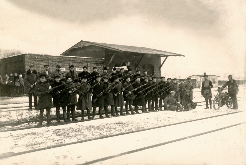 Savanoriai prie Rimkų geležinkelio stoties. 1923 m. sausis. MLIM archyvo nuotr.