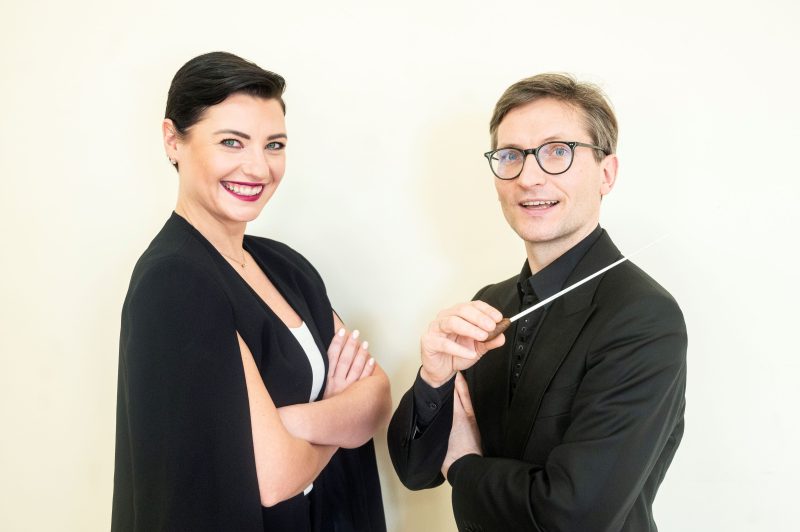 Koncerto vedėja Jomantė Šležaitė-Paukštė ir dirigentas Modestas Barkauskas. Organizatorių archyvo nuotr.