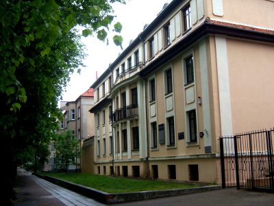 Ekskursijos pradžia prie pastato S. Nėries g. 4, Klaipėdoje. MLIM archyv.