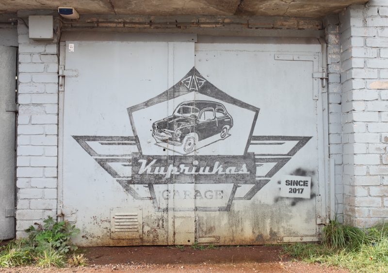 A. Stonio dirbtuvių (garažo) durys su „Kupriuko“ logotipu. Viktorijos Misiulės nuotr.