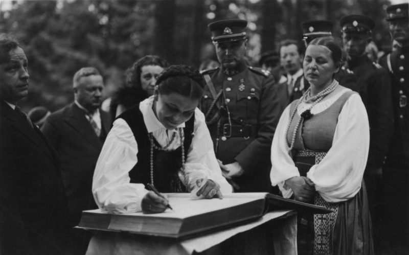 Dešinėje – E. Jankutė, kairėje – gubernatorius J. Navakas ir Klaipėdos apskr. viršininkas E. Simonaitis. 1934. Iš MLIM archyv.