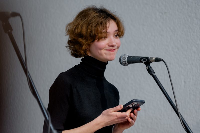 Kuratorė Yulia Sapiha (Юлія Сапіга) atidarymo metu kalba apie parodą. Domo Rimeikos nuotr.
